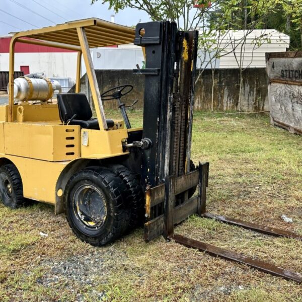 ITEM 3023: ALLIS CHALMERS PROPANE FORKLIFT W.G. DIV IDENT. 10-01-042