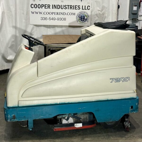 ITEM 2131: TENANT FLOOR SCRUBBER MODEL 7200