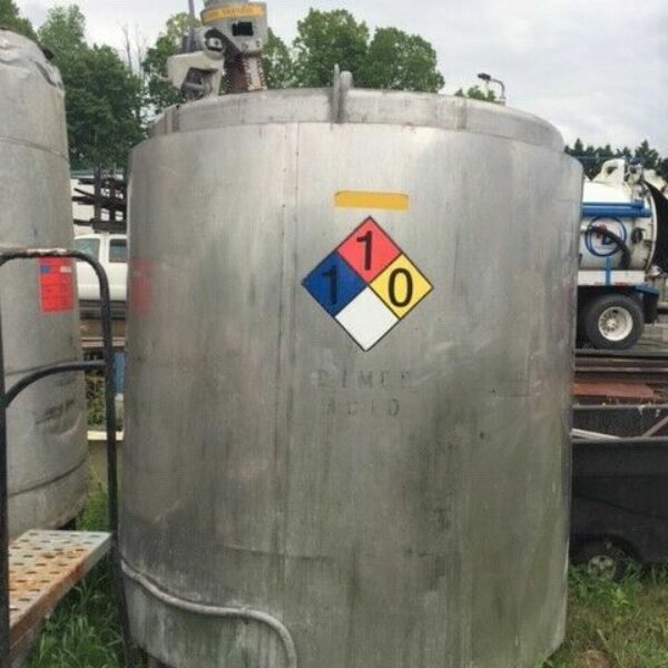 USED 1100 GALLON STAINLESS STEEL HEATED MIX TANK.